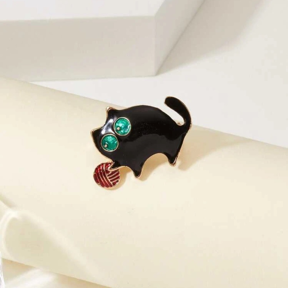 ๐โโฌ Adorable Kitty Cat With Yarn Brooch Pin ๐โโฌ
